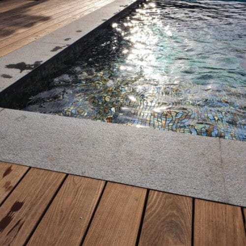 Modena kantfliser til rekangulære pools. kan ses i stilfuldt design der giver det perfekte udseende til pools.